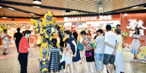 良品铺子全国最大门店武汉开业，超1200平米3000余款零食打造城市新地标